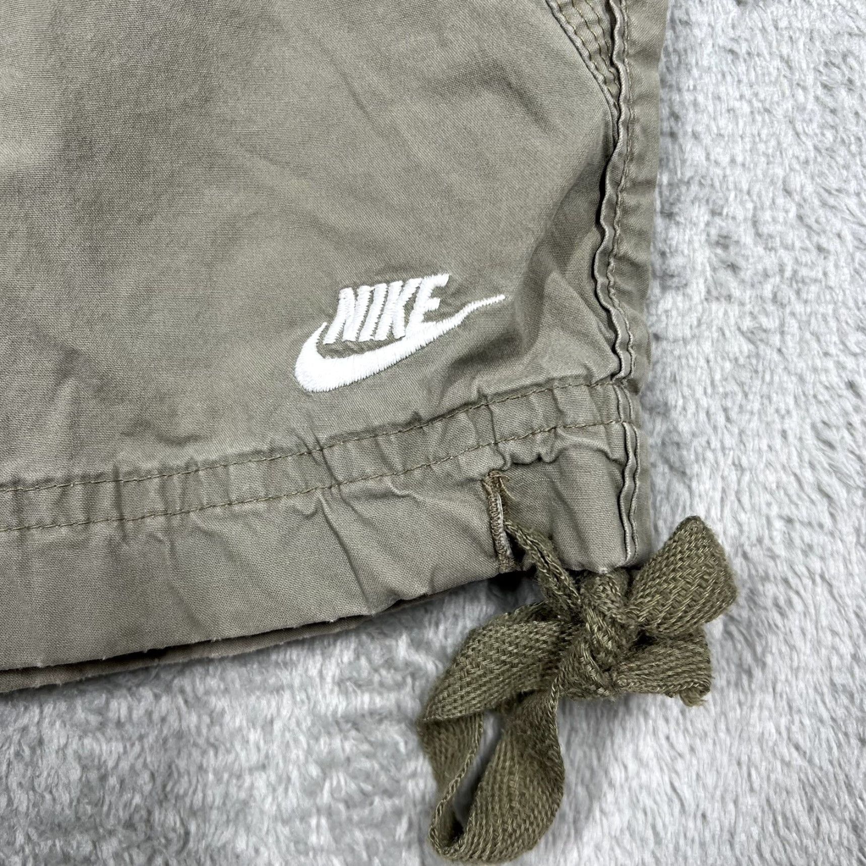 Nike Nike Women's Shorts M Green Outdoor Shorts Pull Drawstring 8-10 Light Gray Outdoor Activewear Womens Size 32" / US 10 / IT 46 - 2 Thumbnail
