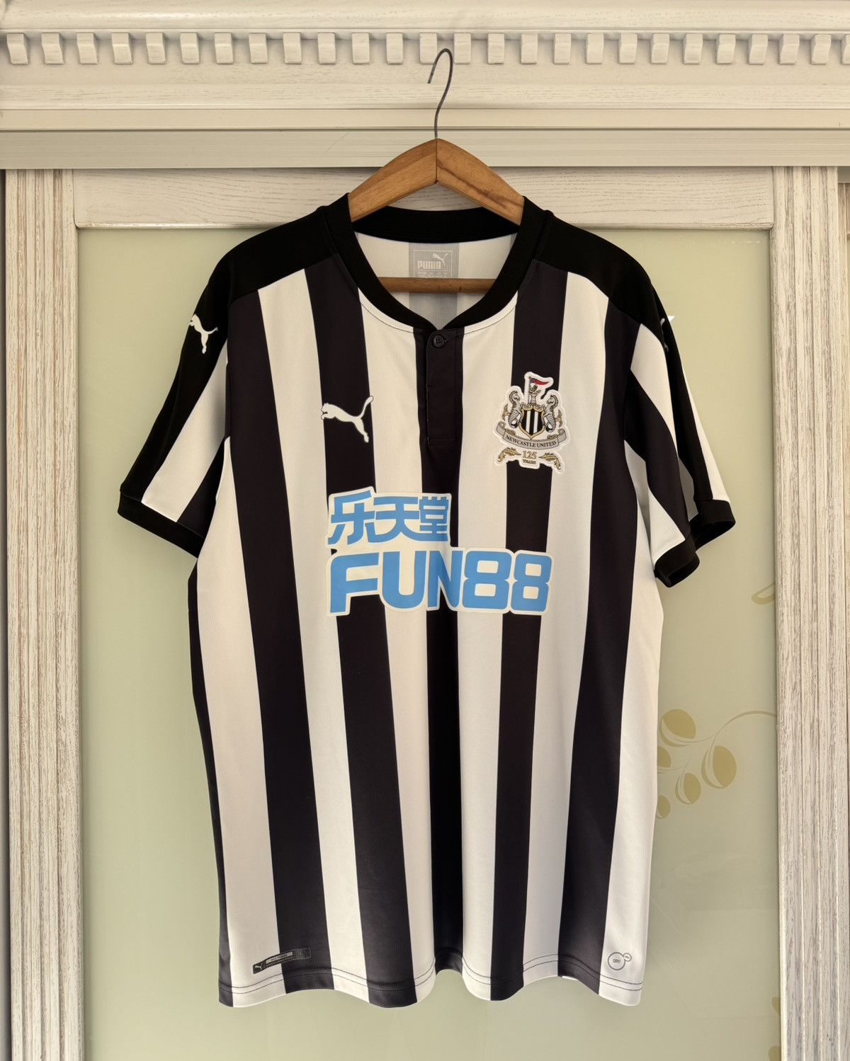Puma Newcastle United 2017-2018 Home Soccer Jersey Football Shirt Size US XL / EU 56 / 4 - 1 Thumbnail