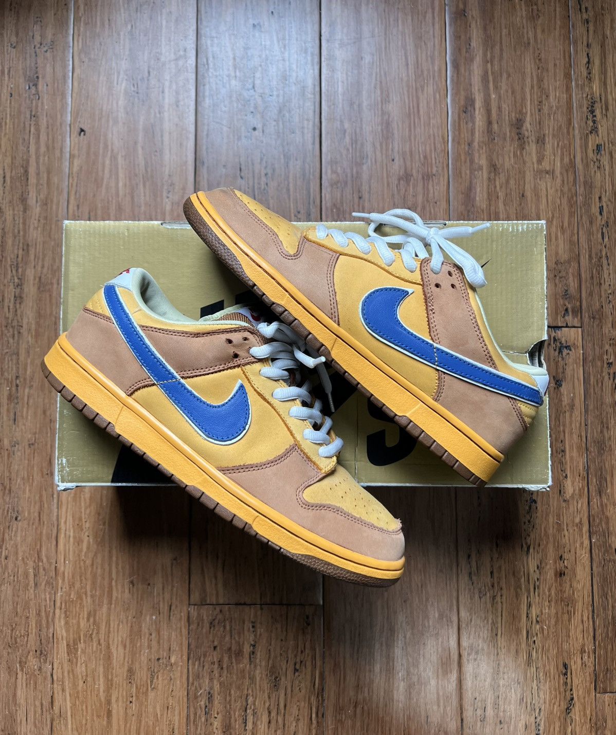 Nike SB Nike SB Dunk Low ‘Newcastle Brown Ale’ Size US 9.5 / EU 42-43 - 1 Thumbnail