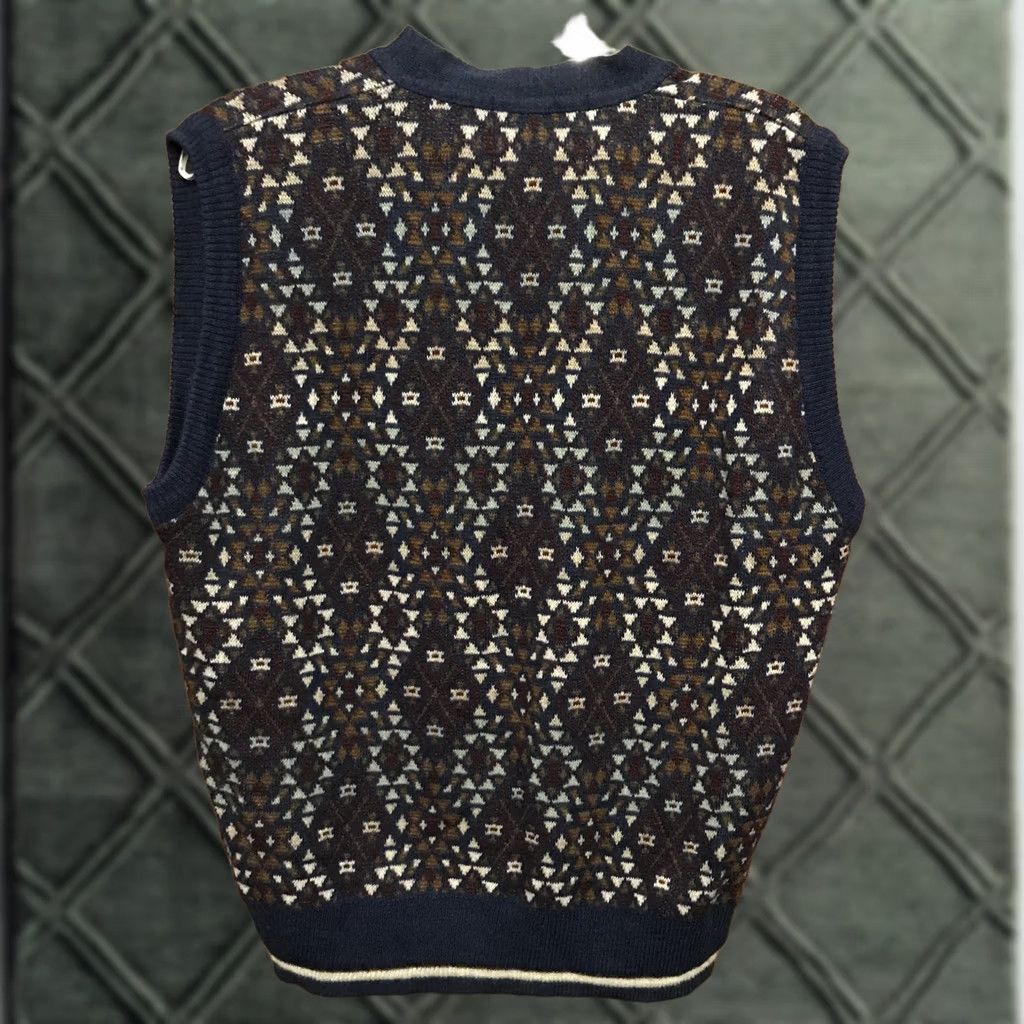 Vintage VINTAGE JT Beckett Sweater Vest LARGE Geometric blue wool button 90s Mens Size US L / EU 52-54 / 3 - 1 Thumbnail