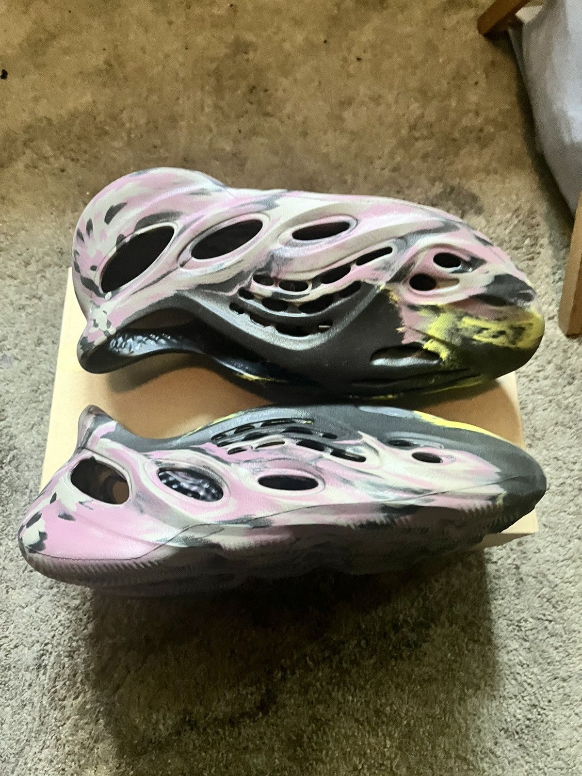 Yeezy Foam runner mx carbon size 12 new with tag Size US 12 / EU 45 - 4 Thumbnail