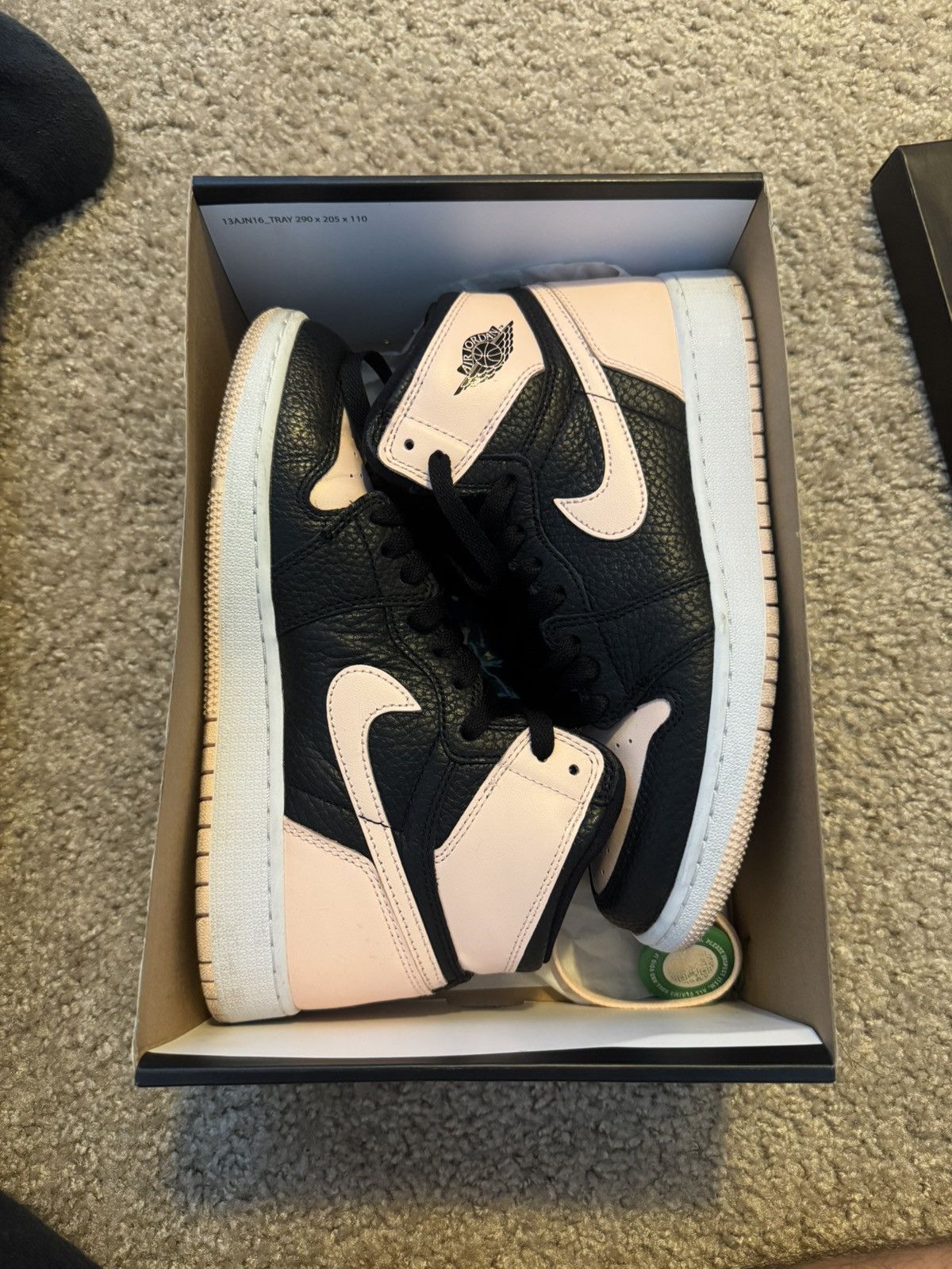 Jordan Brand Jordan 1 Retro High Black Crimson Tint (GS) Size US 6.5 / IT 36.5 - 1 Thumbnail