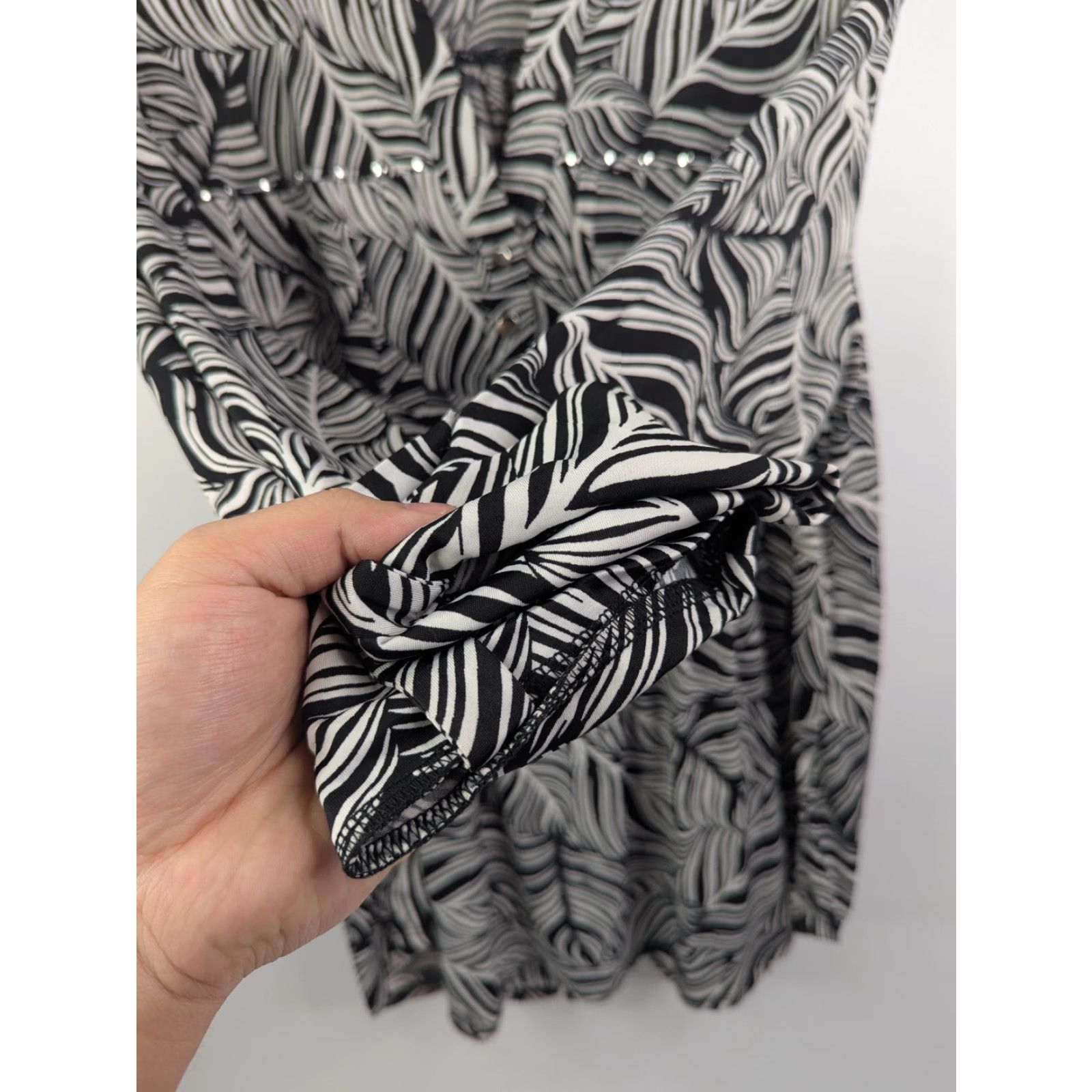 Vintage Cocomo Black White Swirled 3/4 Roll Tab Sleeve Button Top V-Neck Henley Sz Large Shirt Woman Blouse Casual Size L / US 10 / IT 46 - 2 Thumbnail