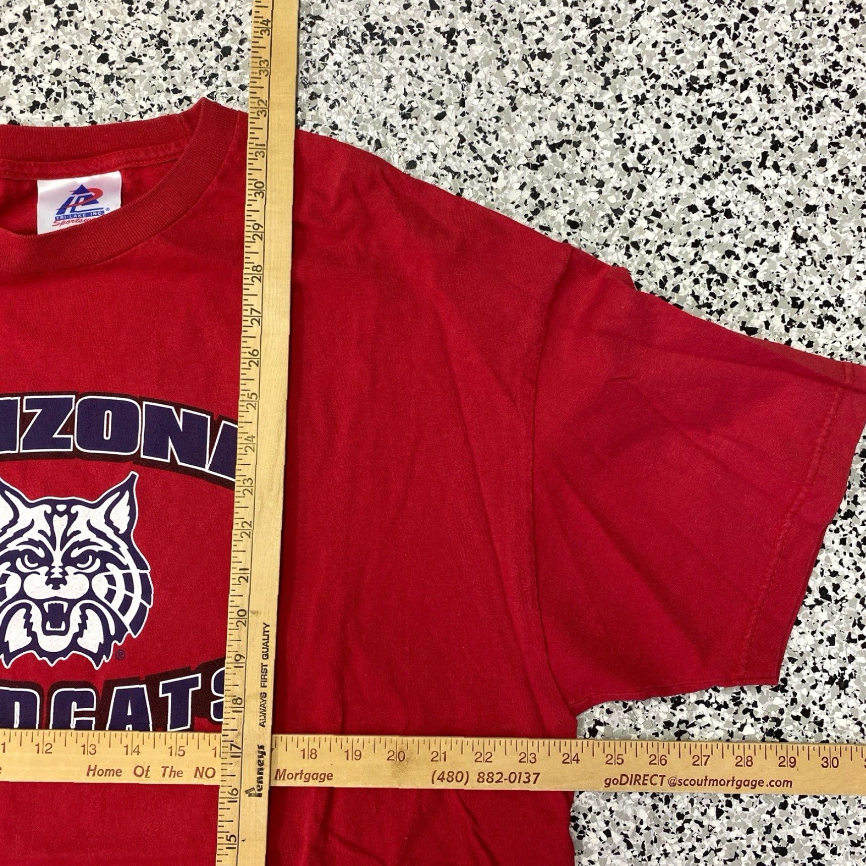 NCAA VINTAGE Arizona Wildcats Mens XXL Graphic T-Shirt Red Cotton Crew Neck Short Sleeve 2XL NCAA Adults Men Size US XXL / EU 58 / 5 - 3 Thumbnail