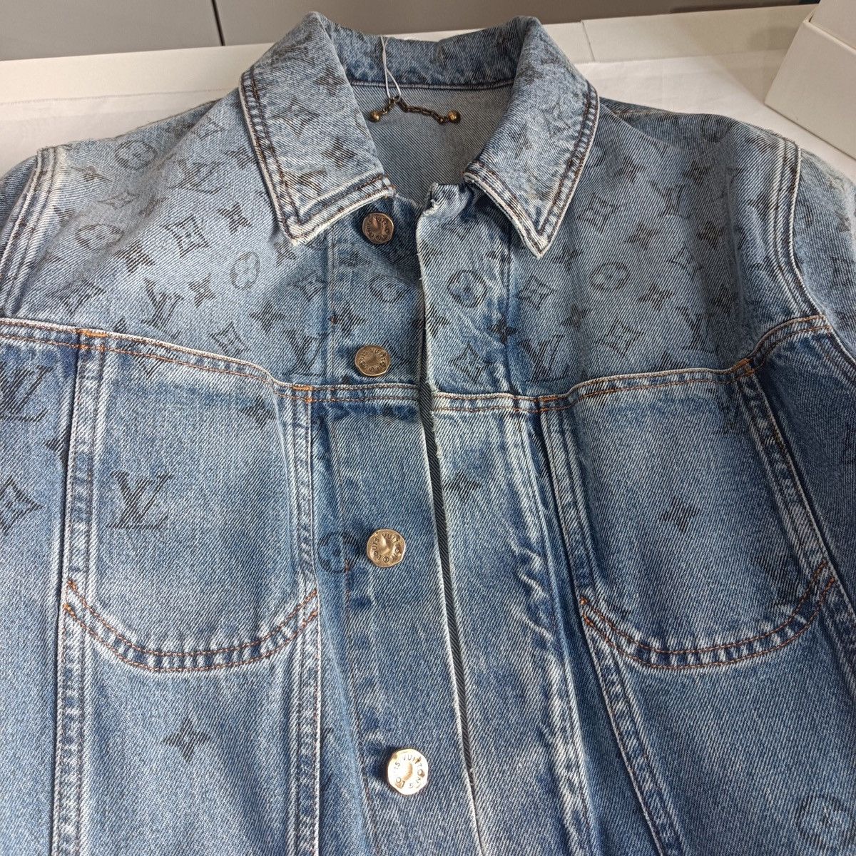 Louis Vuitton Louis Vuitton LV blue logo vintage lapel denim jacket Size US S / EU 44-46 / 1 - 12 Thumbnail