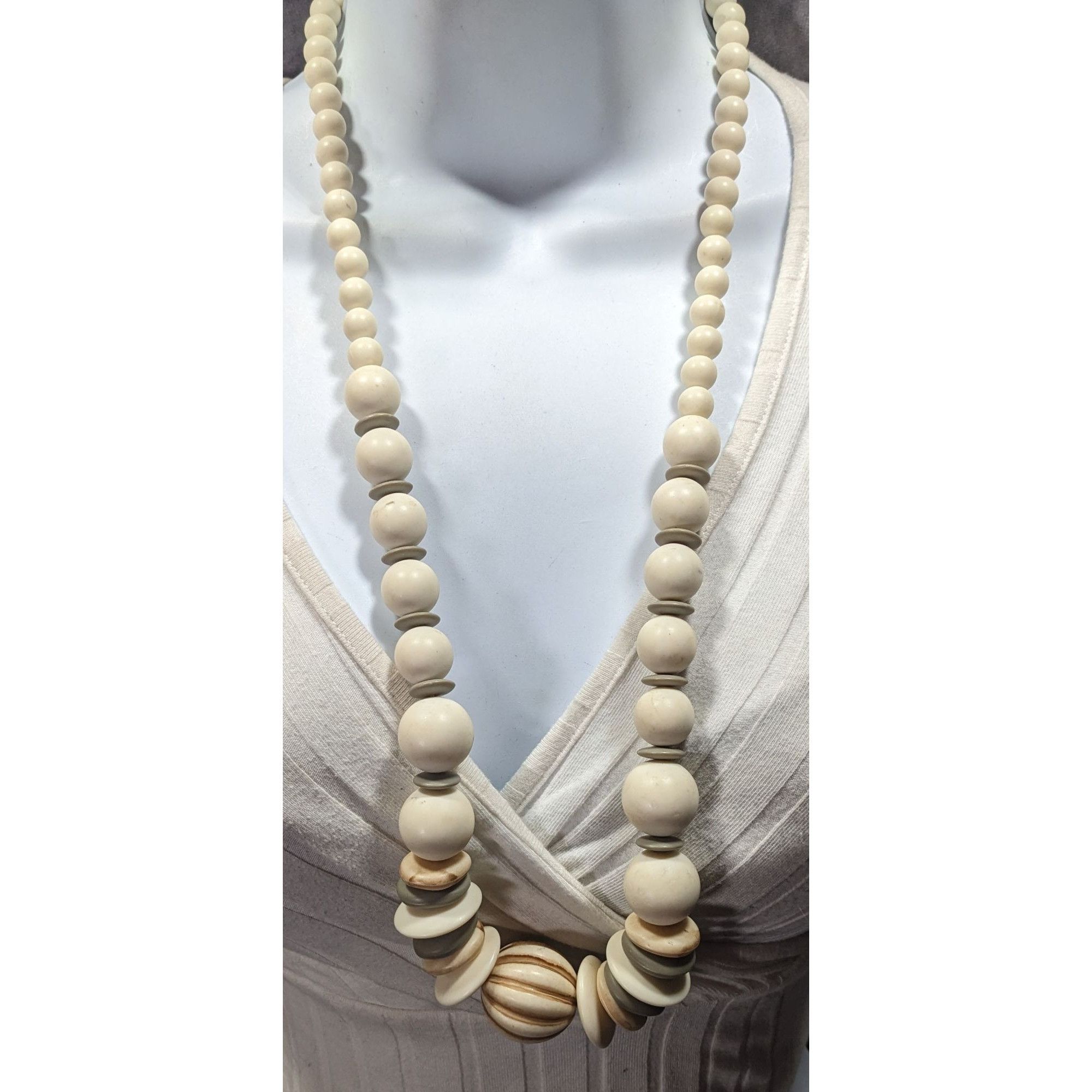 Other Vintage Cream And Grey Lucite Beaded Necklace Size ONE SIZE - 2 Thumbnail