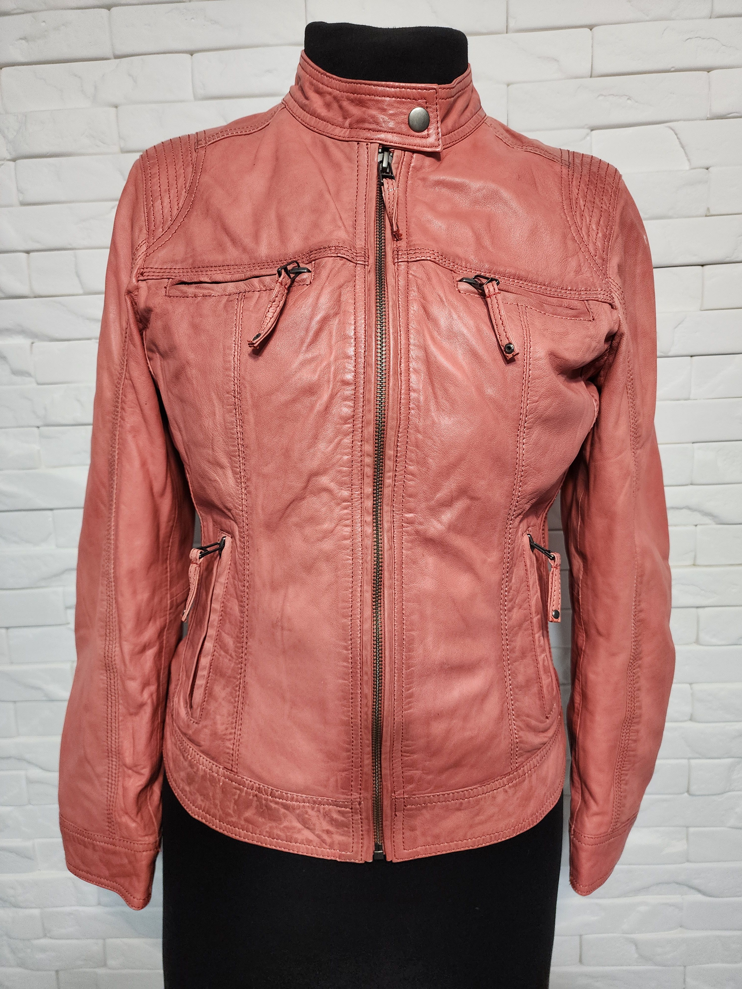 Women's sporty leather jacket.