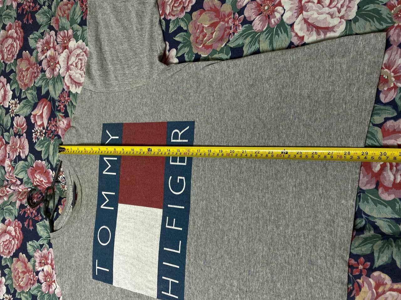 Tommy Hilfiger × Vintage Vintage Tommy Hilfiger center logo Flag Tee Size US XL / EU 56 / 4 - 5 Thumbnail