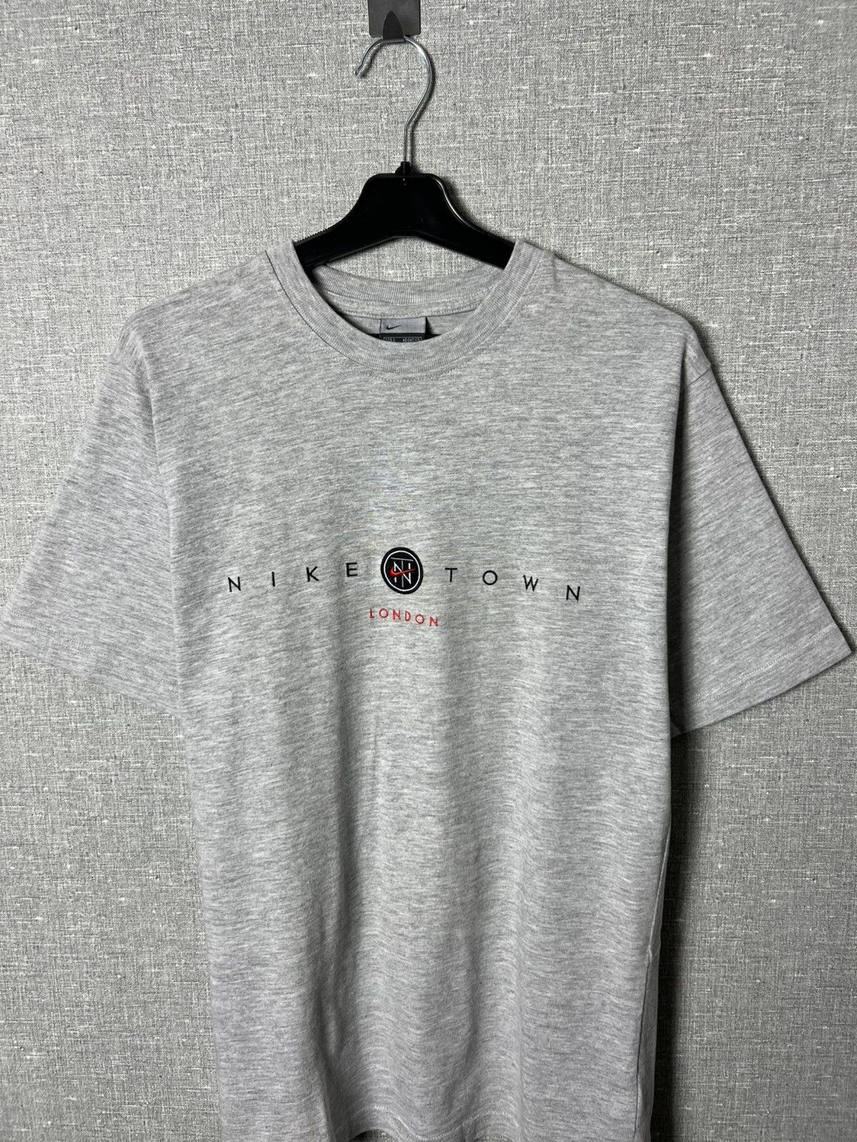 Nike Vintage 90s Nike Town London Embroidered Centre Logo Tee Size US S / EU 44-46 / 1 - 2 Thumbnail