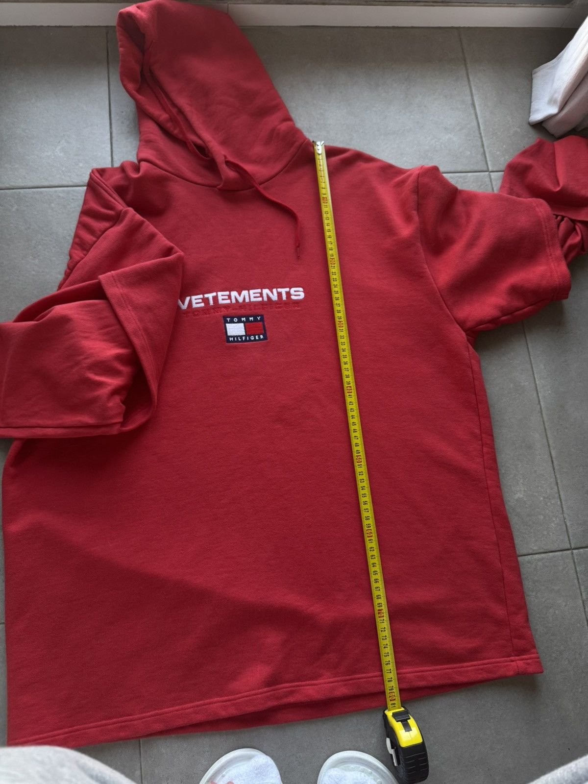 Tommy Hilfiger × Vetements Vetements X Tommy Hilfiger Red Oversize M Size Cotton Hoodie Pullover Sweatshirt Size US M / EU 48-50 / 2 - 16 Thumbnail
