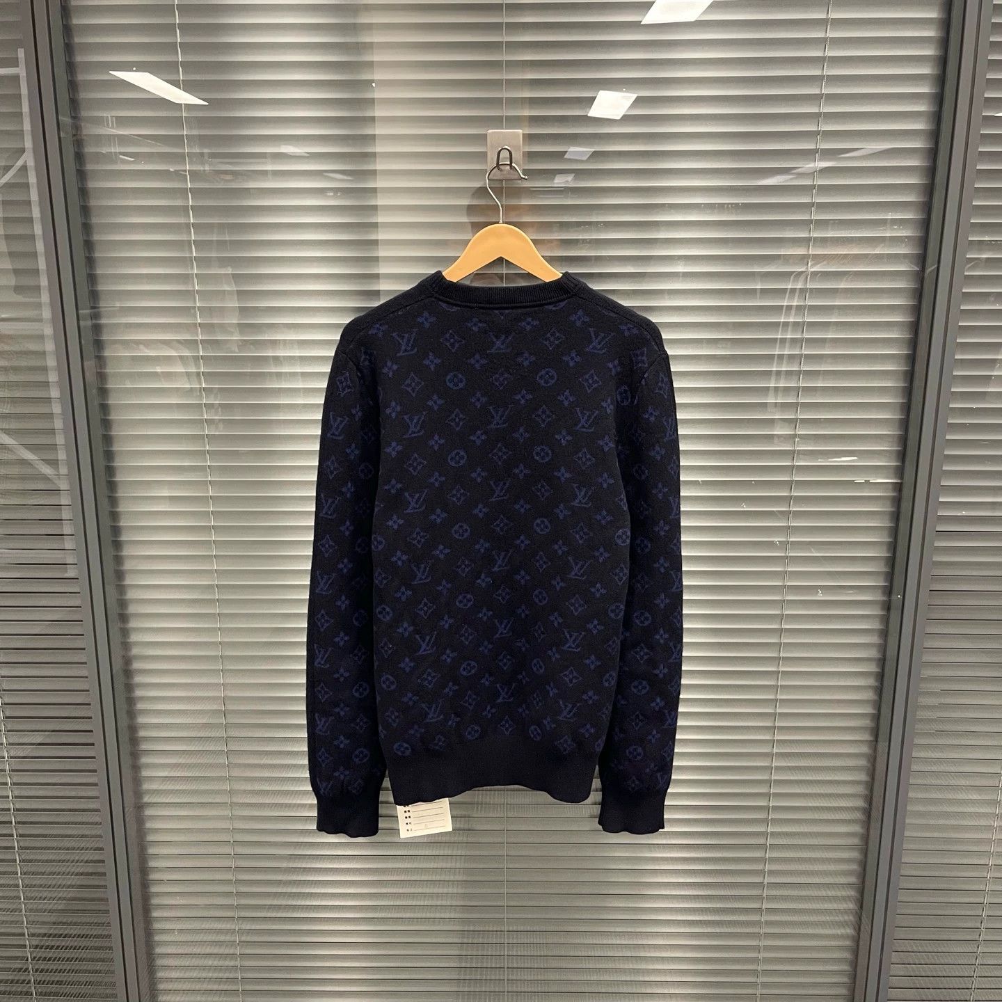 Louis Vuitton LV back allover logo knit cashmere sweater m 99 new Size US M / EU 48-50 / 2 - 2 Thumbnail