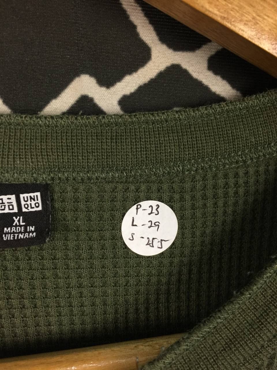 Uniqlo Uniqlo Thermal Waffle Knit Long Sleeve Henley Tee Size XL Size US XL / EU 56 / 4 - 12 Thumbnail