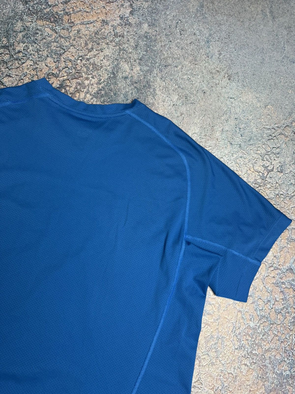Arc'teryx Arcteryx T-shirt small logo y2k size L Size US L / EU 52-54 / 3 - 12 Thumbnail