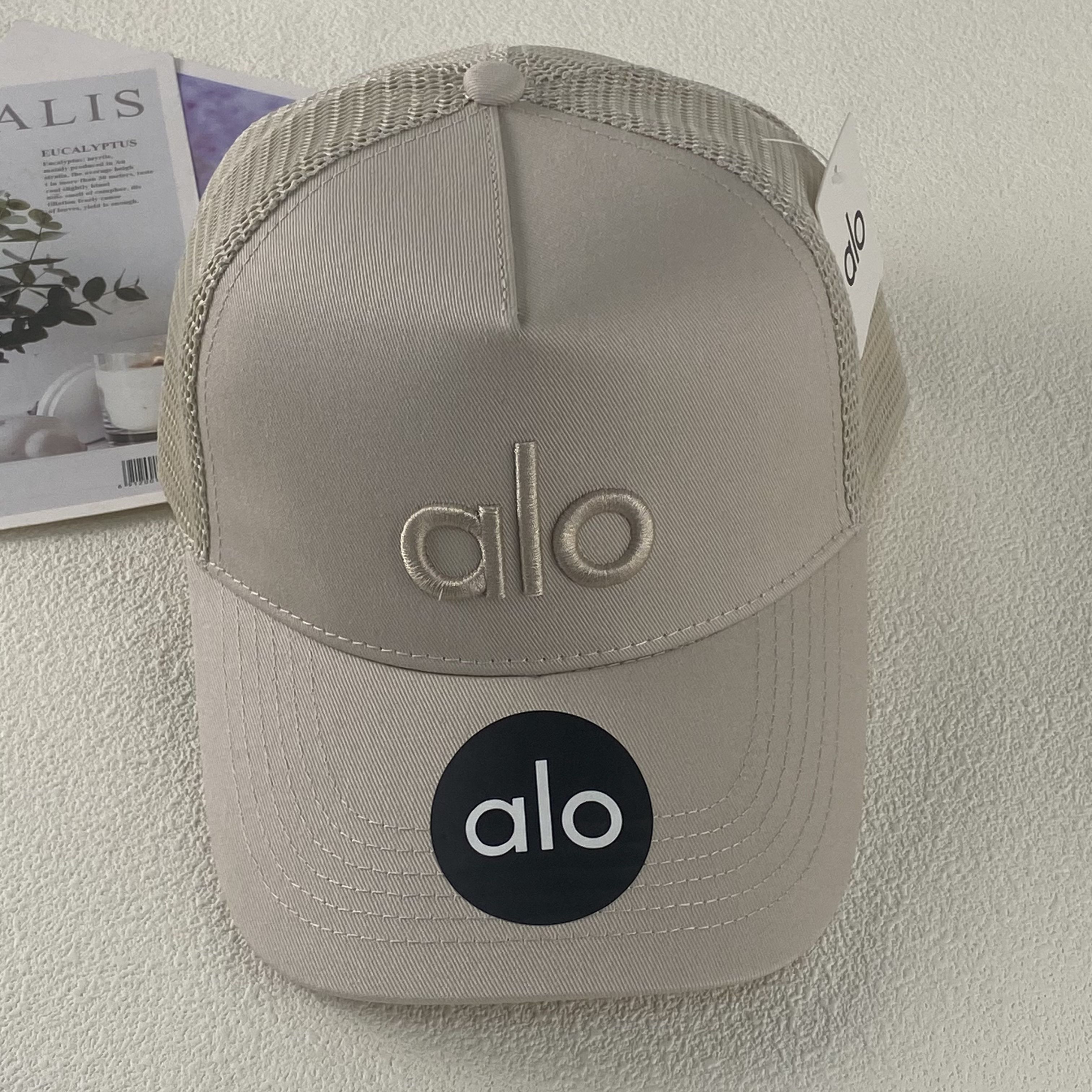 Alo Yoga Alo performance OFF DUTY CAP in white with black logo