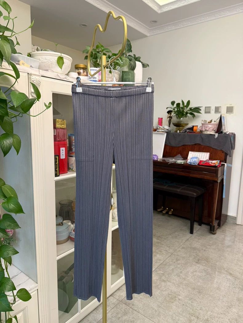 Issey Miyake Issey Miyake size:2 Dark grey pleated straight-leg pants Size 31" - 1 Thumbnail