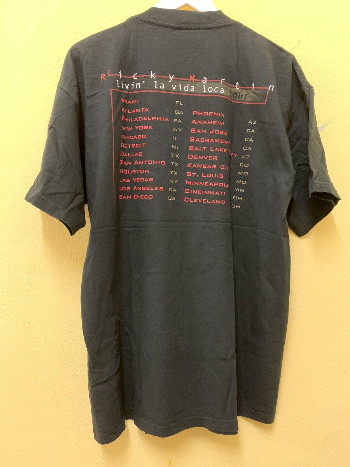 Band Tees Vintage Ricky Martin Livin' La Vida Loca Tour ©️1999 Size US L / EU 52-54 / 3 - 9 Thumbnail