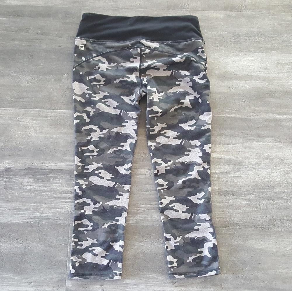 Fabletics Grey Black Camo Fabletics Fitted Athletic Capri Size 26" / US 2 / IT 38 - 2 Thumbnail