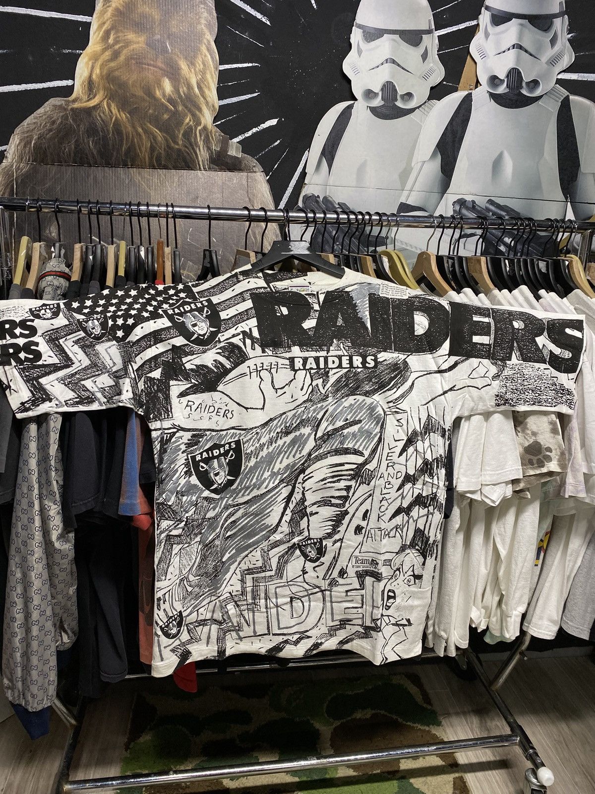 Vintage Vintage 90’s NFL Raiders T-Shirt Magic Johnson Tee XLarge Size US XL / EU 56 / 4 - 1 Thumbnail
