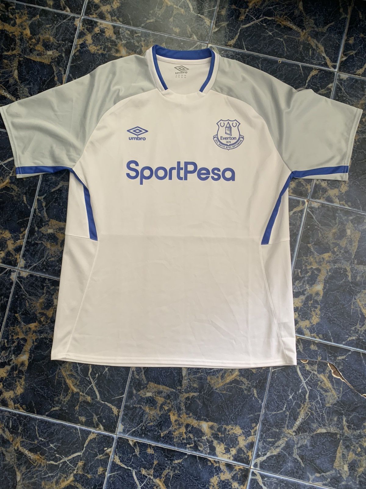 Umbro 2019-20 Everton Umbro white jersey size X-Large Size US XL / EU 56 / 4 - 3 Thumbnail