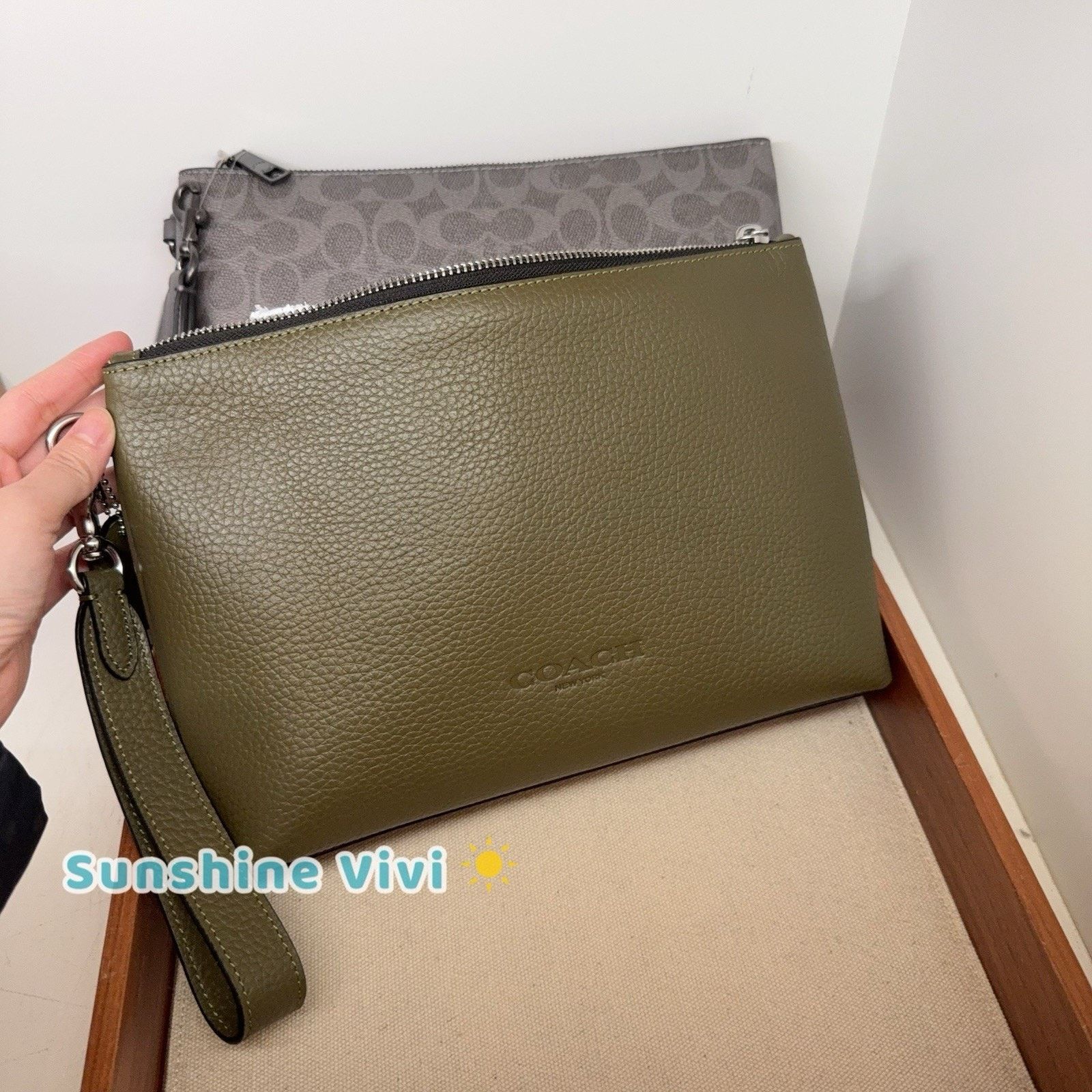 Coach NWT Coach Men's Pouch Soft pebble leather CCF33 Silver Olive Size ONE SIZE - 7 Thumbnail