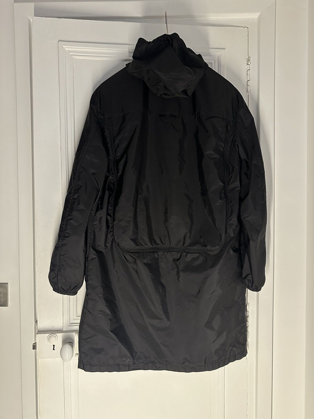 Prada logo-plaque raincoat - Black