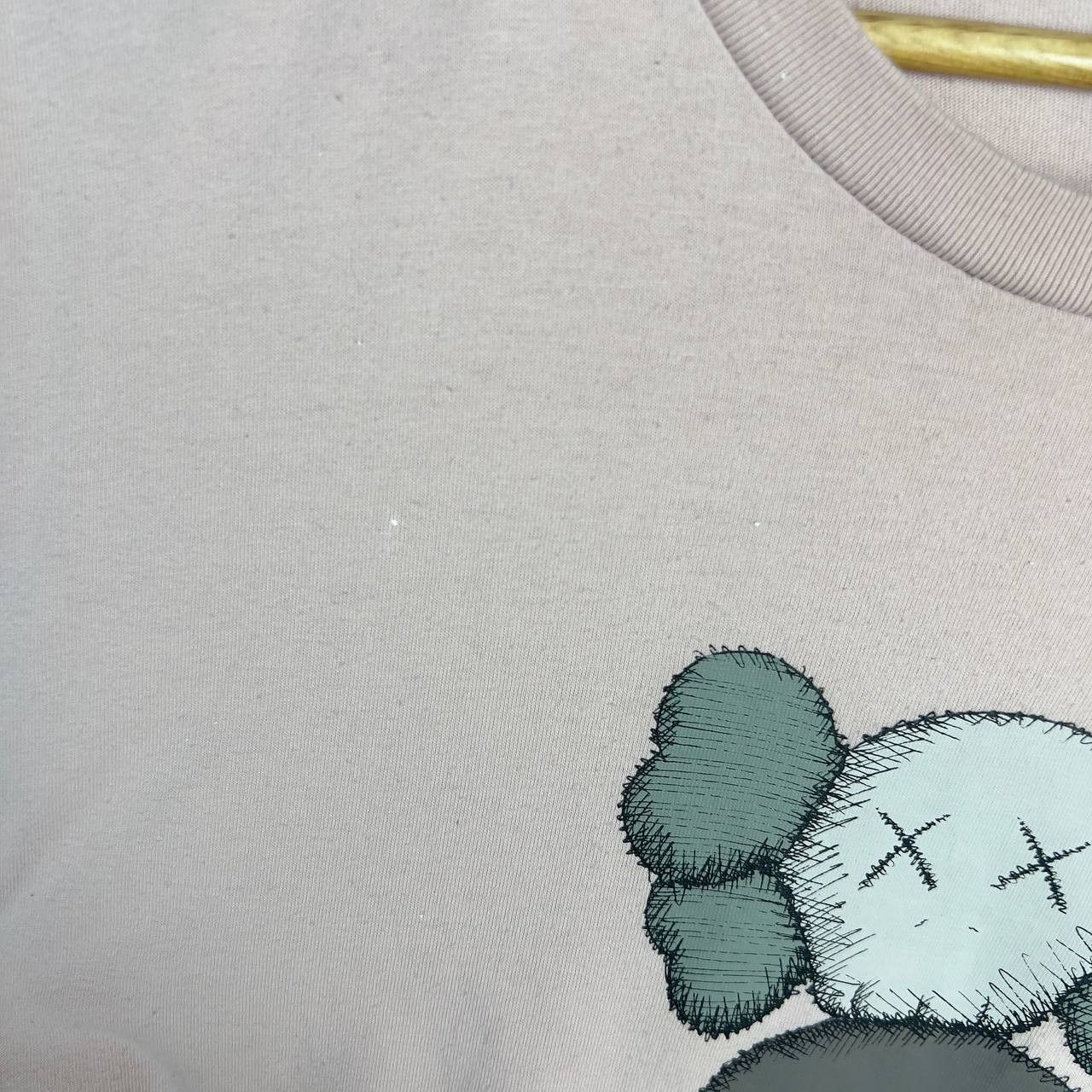 Uniqlo Uniqlo Kaws Tee Men's Size L Beige Pink Cotton Short Sleeve` Size US L / EU 52-54 / 3 - 7 Thumbnail