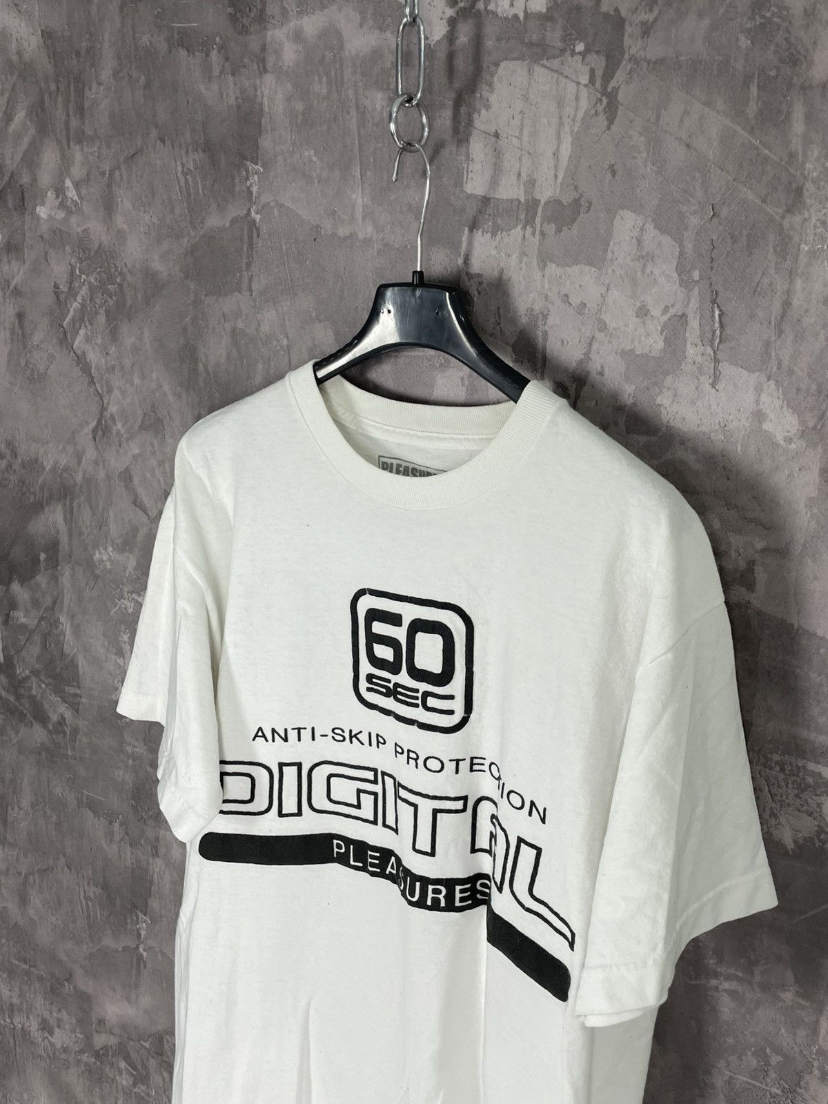 Vintage Vintage Pleasures Logo Y2K T-shirt Size US L / EU 52-54 / 3 - 9 Thumbnail