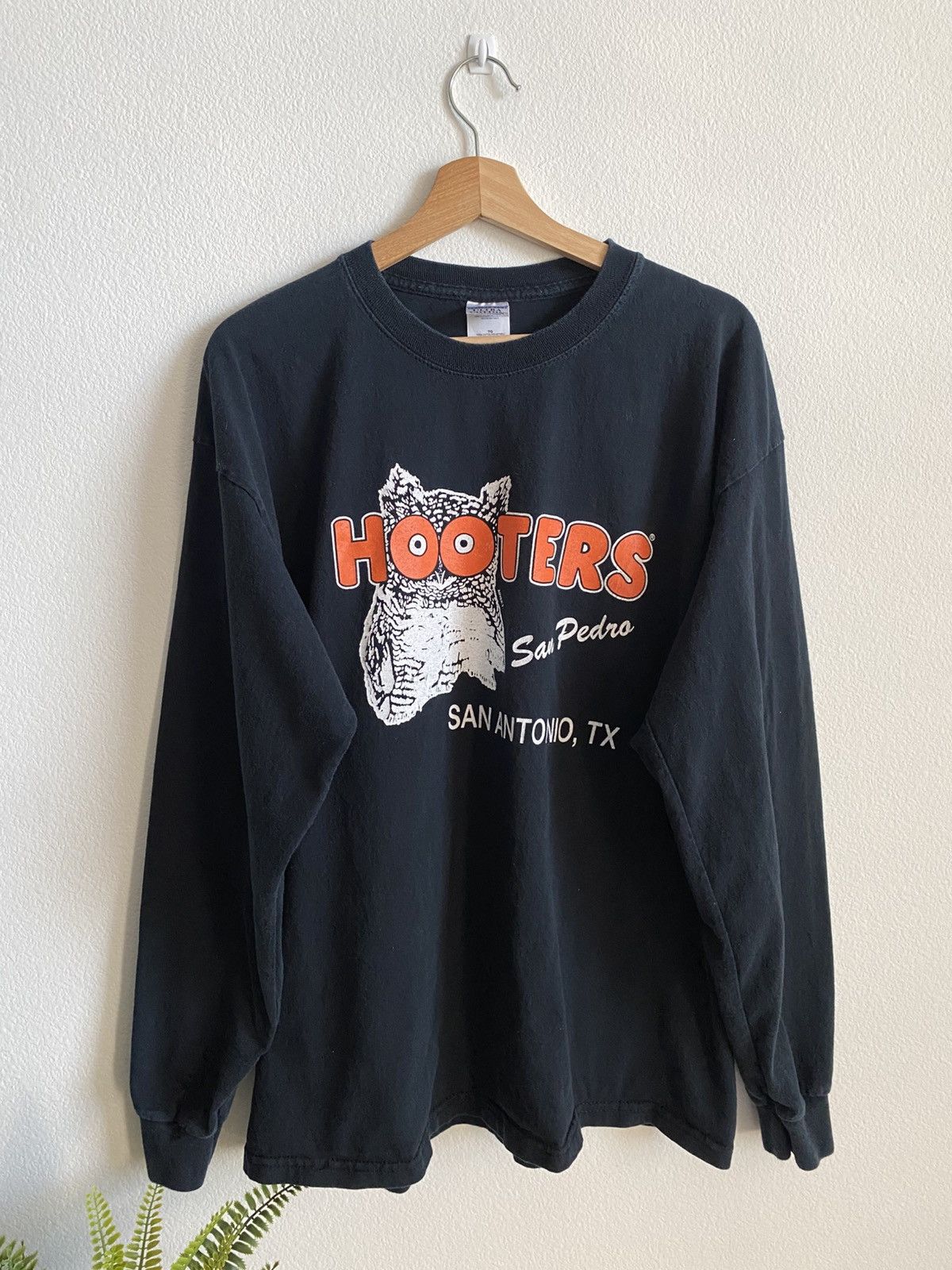 Other Y2K Hooters Restaurant Tee Size US XL / EU 56 / 4 - 1 Thumbnail