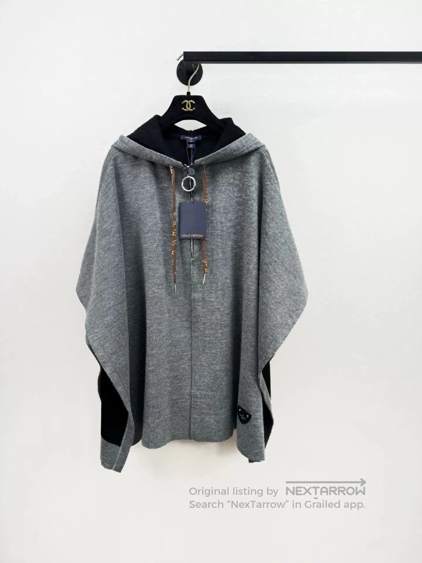 Louis Vuitton Louis Vuitton Cashmere Blend Cape. Size US M / EU 48-50 / 2 - 1 Thumbnail