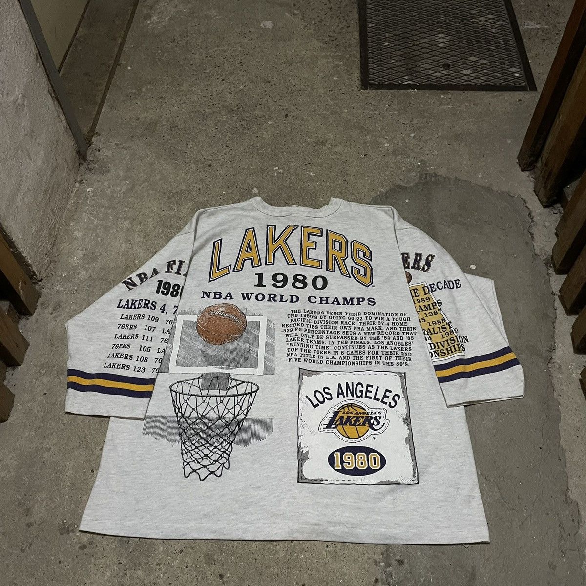 Vintage Vintage l.a. lakers nba world championship 90s t-shirt Size US XL / EU 56 / 4 - 2 Thumbnail