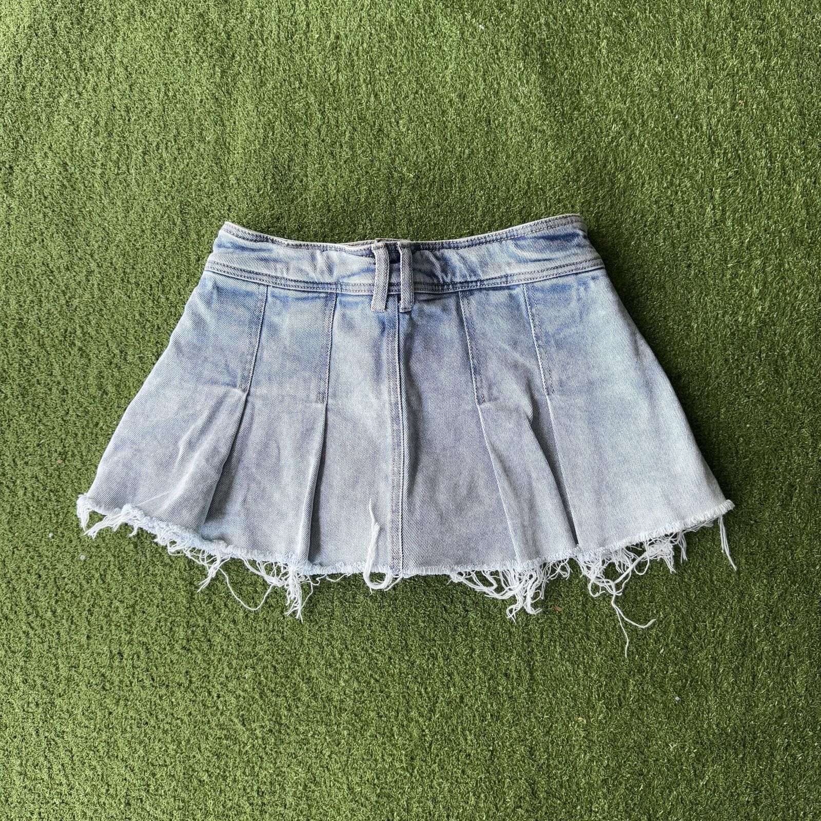 Designer Y2K Pleated Denim Mini Skirt – 2000s It-Girl Vibes Size ONE SIZE - 4 Thumbnail
