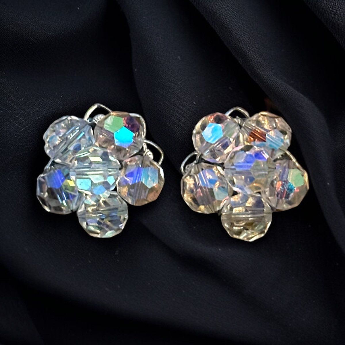 Vintage Vintage Aurora Borealis cluster bead clip on earrings Size ONE SIZE - 1 Thumbnail