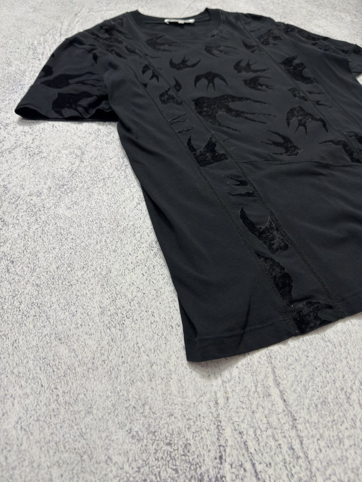 Alexander McQueen × MCQ × McQ Alexander McQueen McQ By Alexander McQueen Swallows Bird Print Tee T-Shirt Size US L / EU 52-54 / 3 - 4 Thumbnail