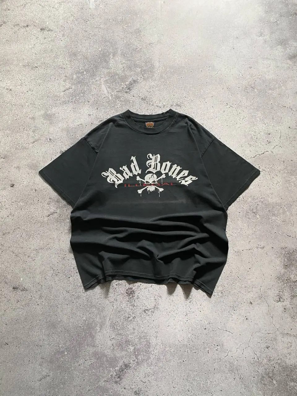Vintage VINTAGE 90s VINCE NEIL MOTLEY CRUE BONES ILLEGAL FADED TEE Size US XL / EU 56 / 4 - 1 Thumbnail
