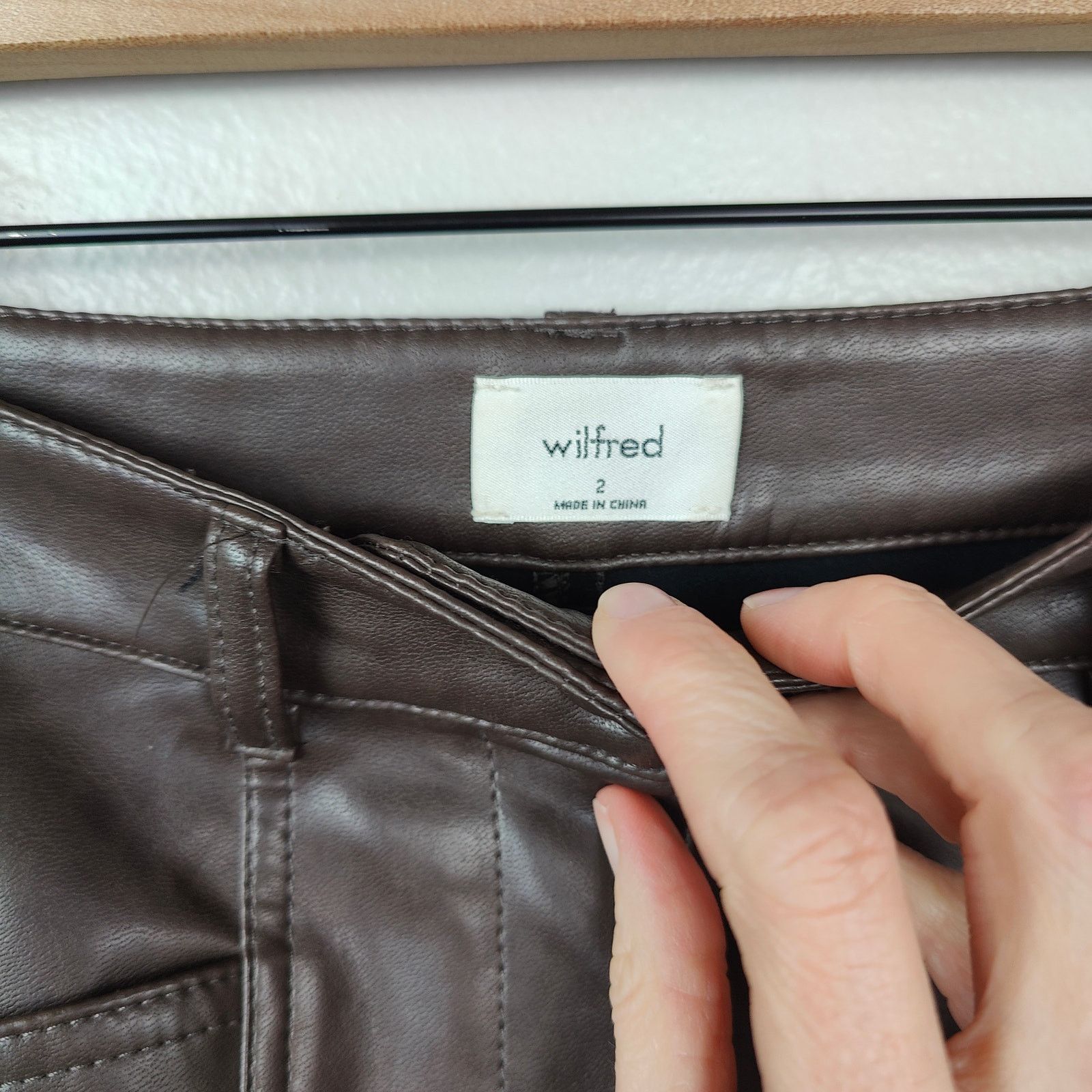Aritzia Aritzia Wilfred Rebel Pants Womens 2 Faux Leather Straight Size 26" / US 2 / IT 38 - 6 Thumbnail