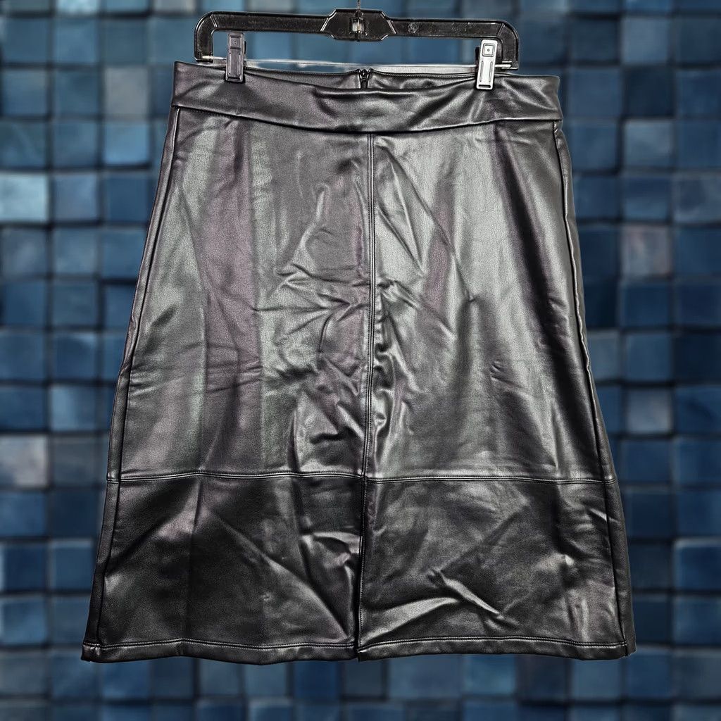 NYDJ NYDJ Sculpt-Her Black Faux Leather Skirt Size 8 Skirt Women A-Line Short Vintage: No (adult) Shorts? Size 30" / US 8 / IT 44 - 1 Thumbnail