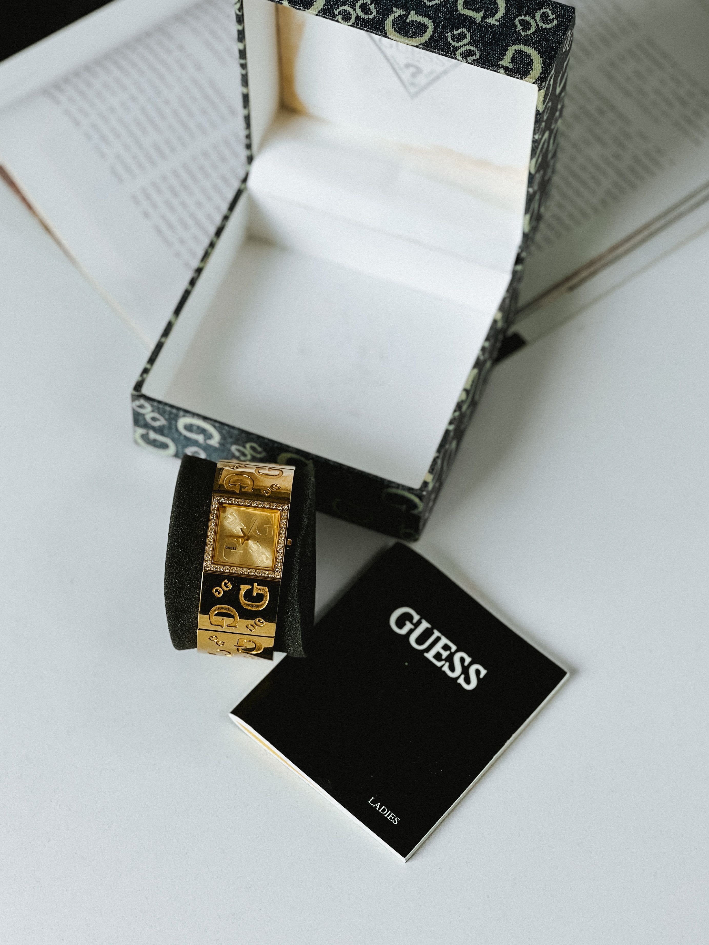 Guess GUESS VINTAGE LADIES GOLD ANALOGUE WRISTWATCH 180340L1 Size ONE SIZE - 8 Thumbnail