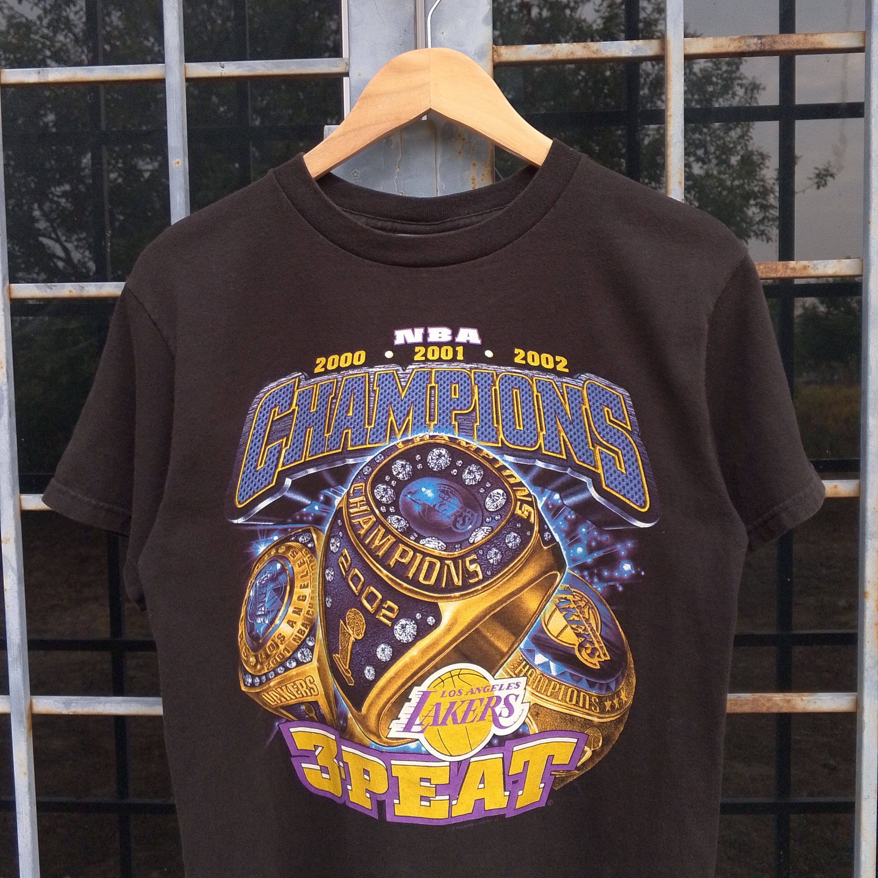 Vintage Vintage LA Lakers Champions 3 Peats Tshirt Size US M / EU 48-50 / 2 - 2 Thumbnail