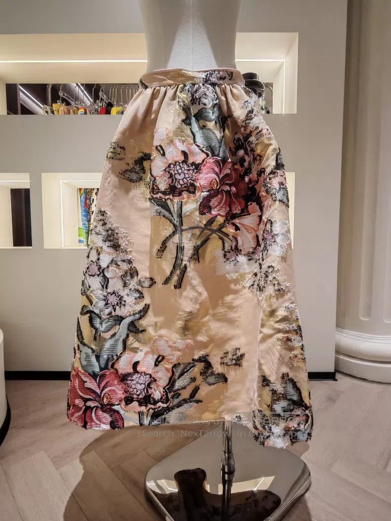 Fendi Fendi Floral Print Puffy Skirt, Beige Background with Pink Size 25" / US 0 / IT 36 - 1 Thumbnail