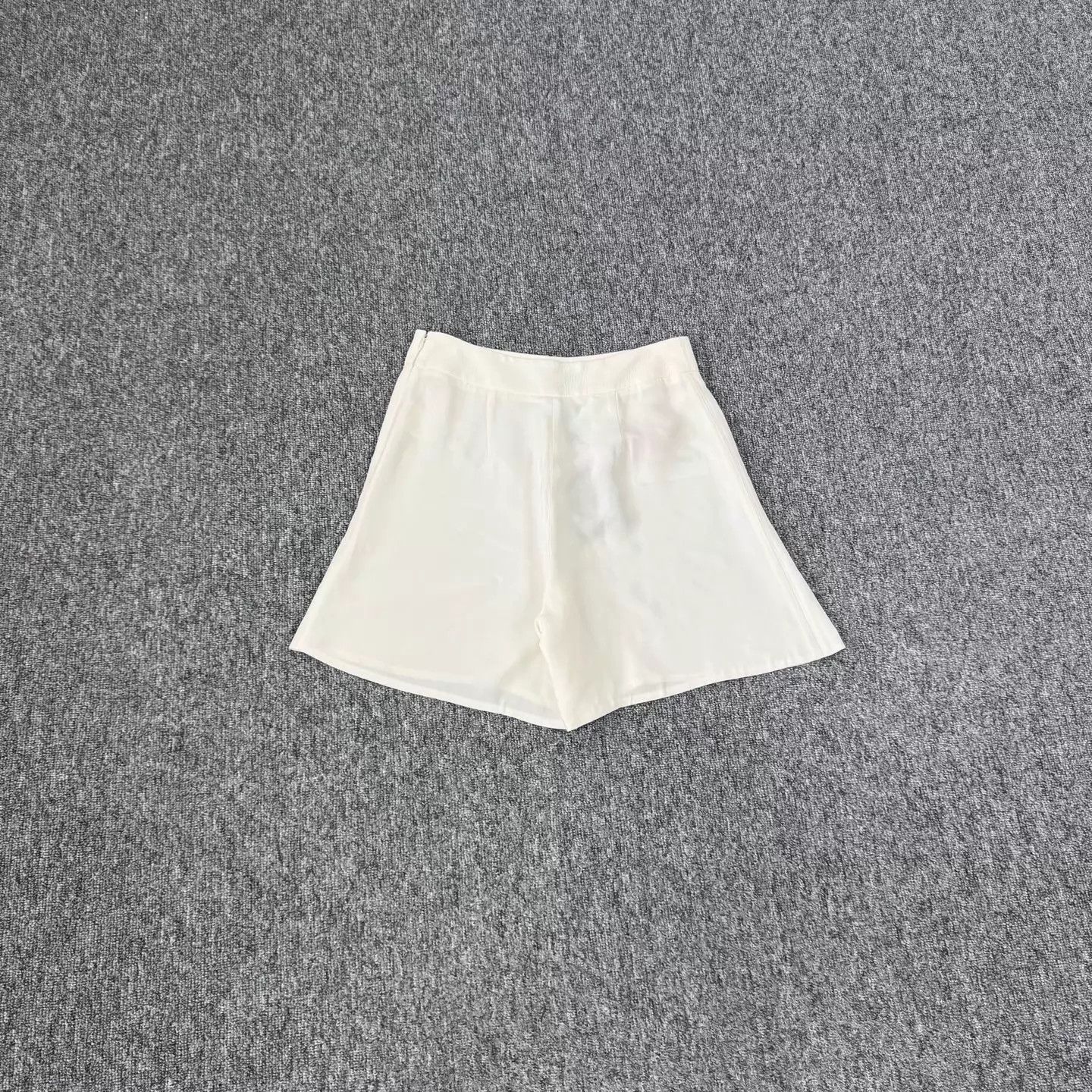 Louis Vuitton Louis Vuitton white silk shorts 36 new with tags Size 26" / US 2 / IT 38 - 2 Thumbnail