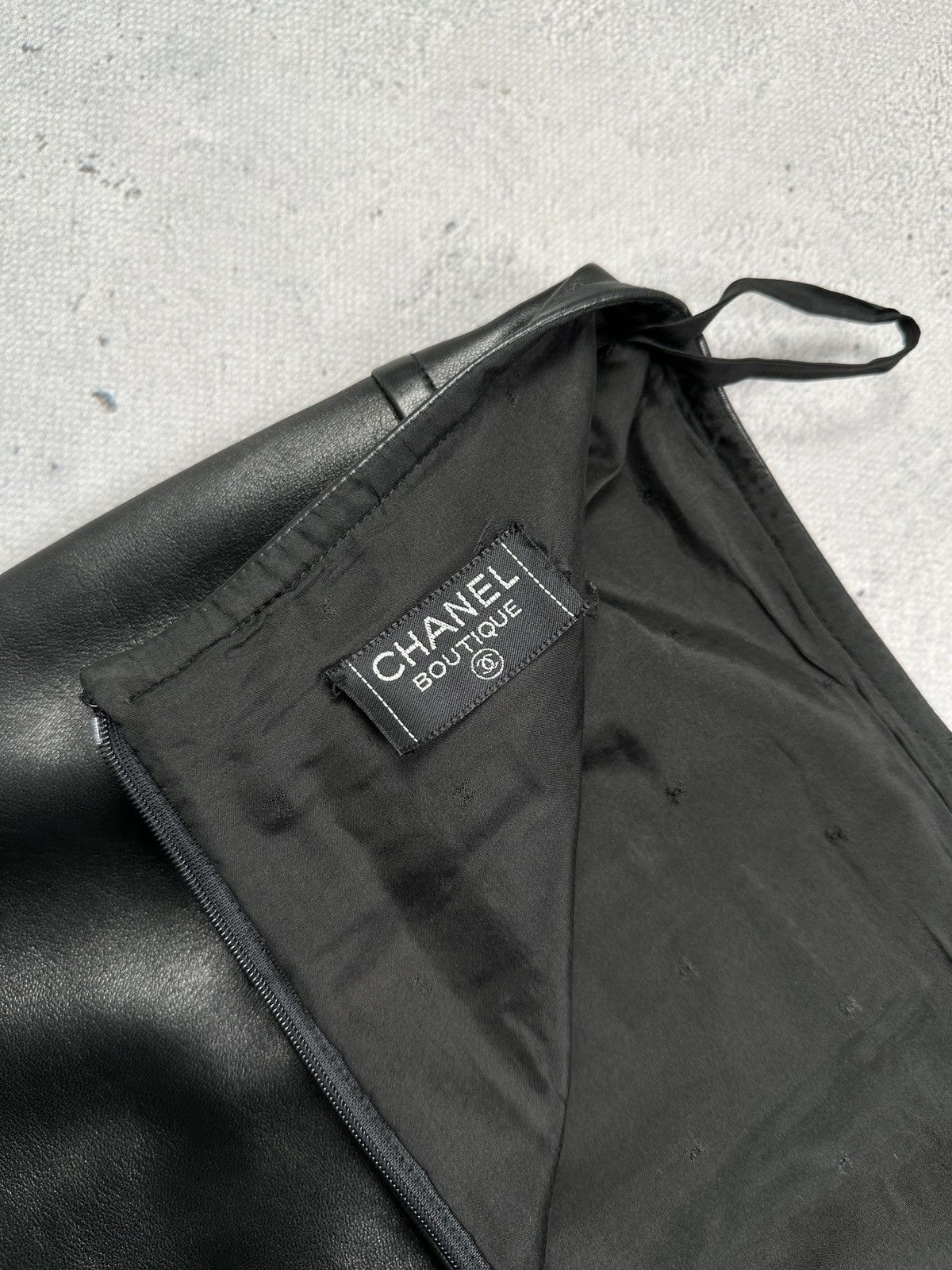 Chanel Vintage Chanel Boutique Black Leather Skirt Gold Chain Trim Size 28" / US 6 / IT 42 - 4 Thumbnail