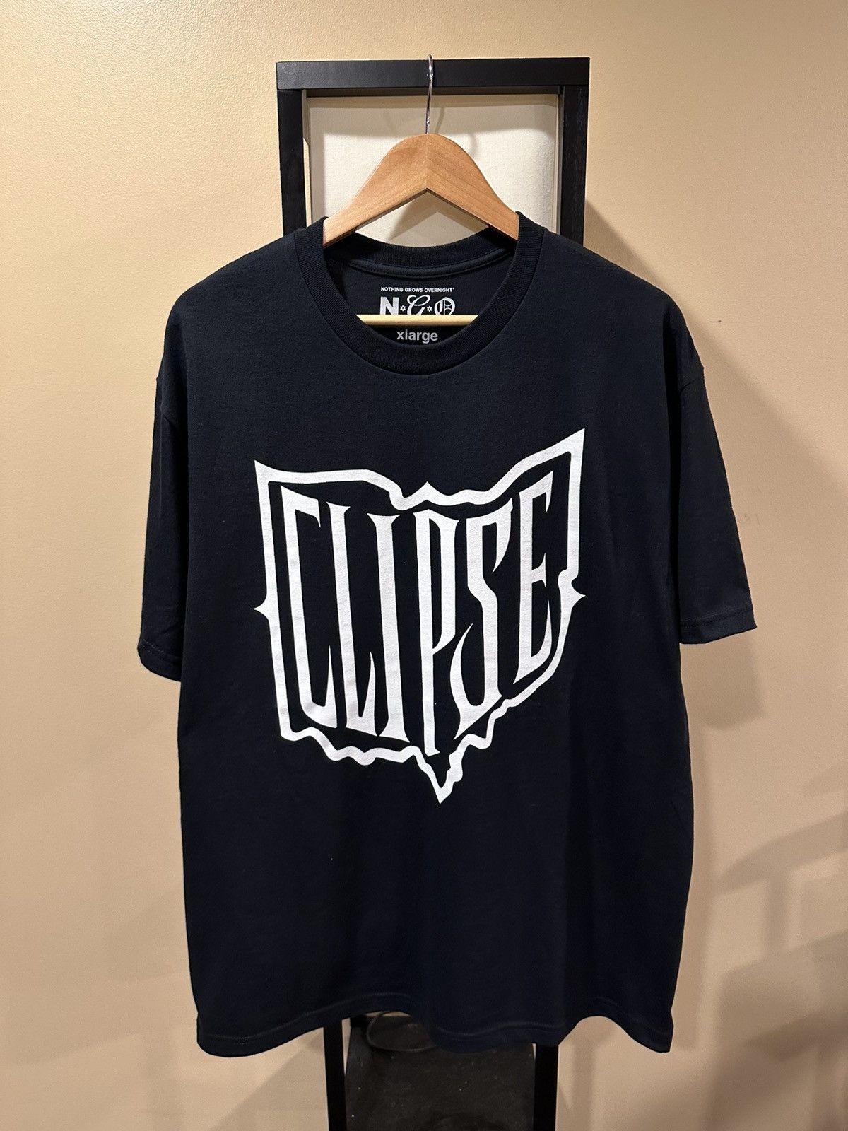 Rap Tees Clipse x NGO x Xhibition Ohio Shield Logo Black T-Shirt Size US XL / EU 56 / 4 - 2 Thumbnail