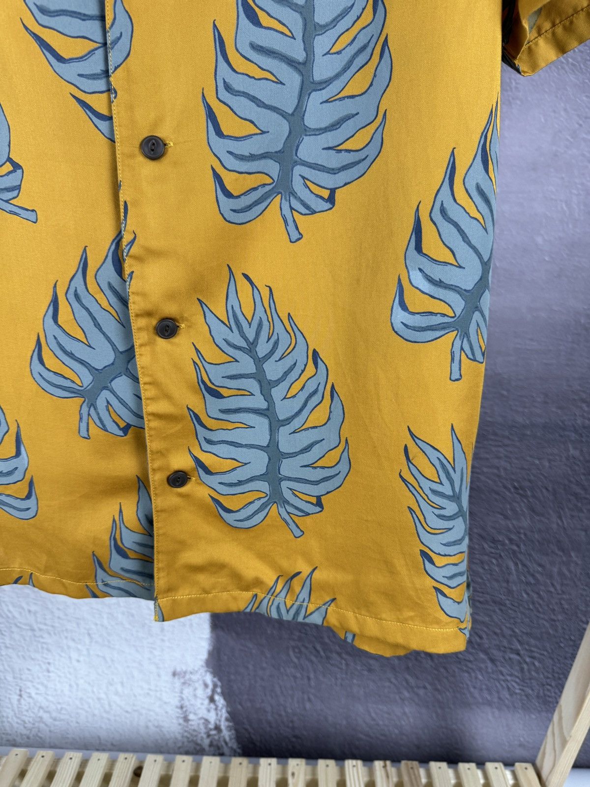 Nudie Jeans NUDIE JEANS CO. Mens ARVID LEAF Floral LOOP COLLAR Shirt Size US L / EU 52-54 / 3 - 5 Thumbnail