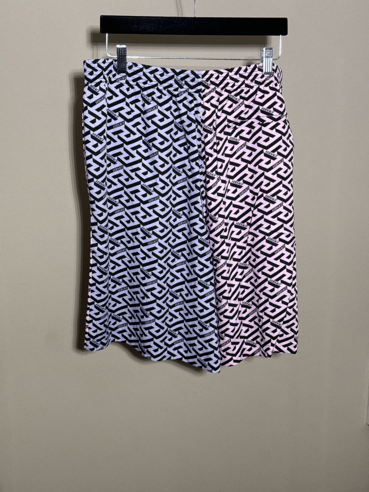 Versace Versace Pink/Purple Logo Print Crepe Shorts Size US 38 / EU 54 - 2 Thumbnail