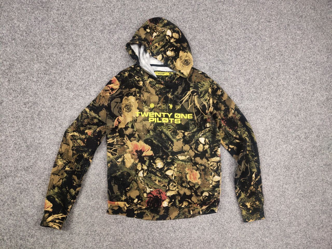 Band Tees Vintage Twenty One Pilots Band Logo Camo Floral Green Hoodie Size US S / EU 44-46 / 1 - 9 Thumbnail