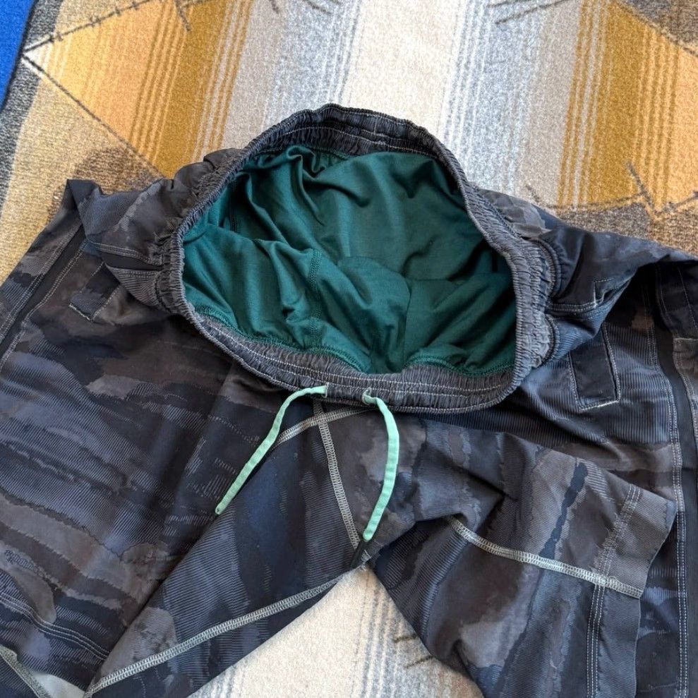 Lululemon VINTAGE? Men’s Lululemon Workout Gym Shorts Camouflage Black M Inseam 9 in Regular Athletic Activewear Mens Medium Camouflage Pattern Volume? Size US 31 - 4 Thumbnail