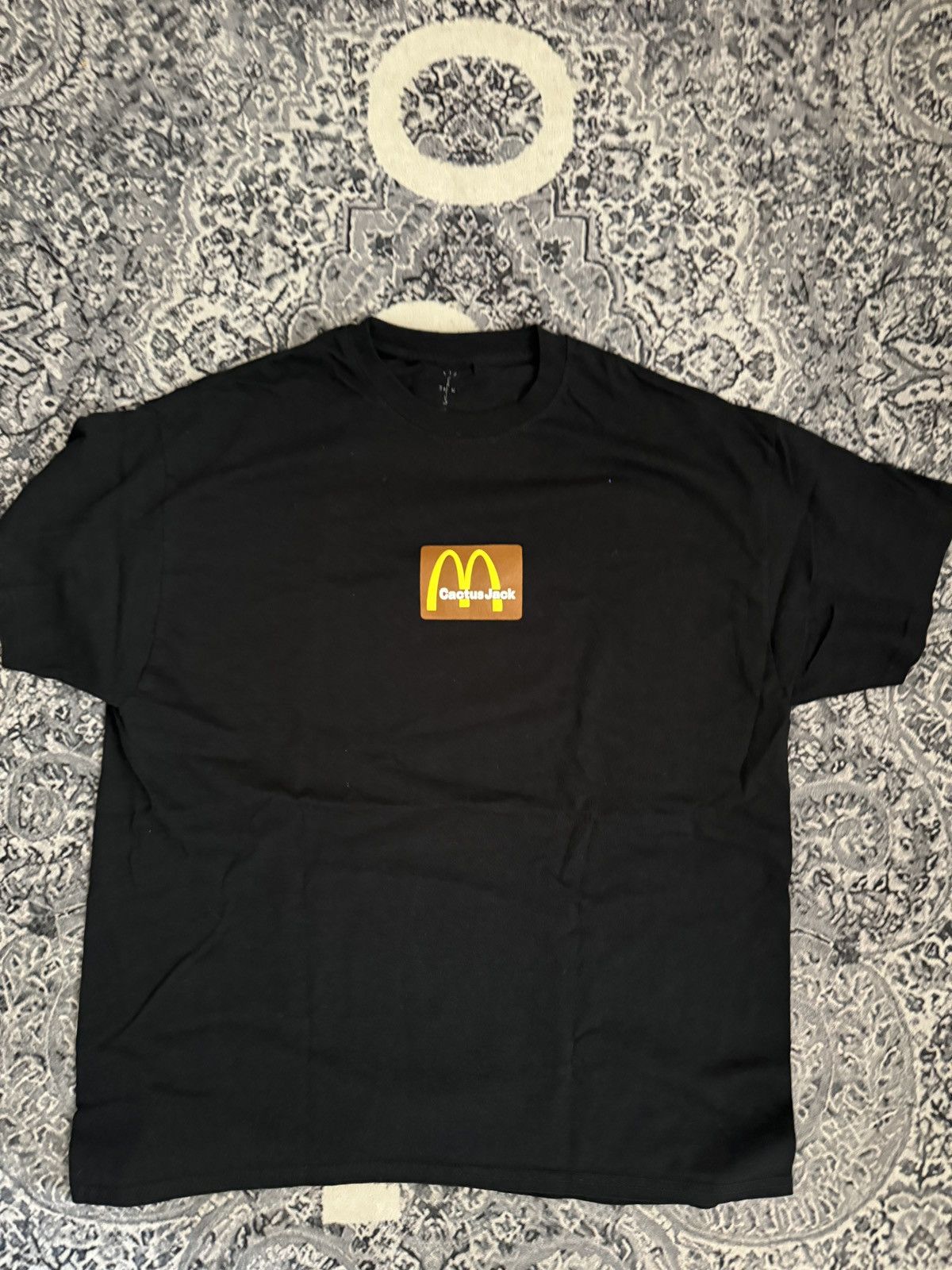 人気話題コラボ！Travis Scott McDonald's Order Here Tee Black Travis Scott x McDonald's Sesame II T-Shirt Black/Red Men's