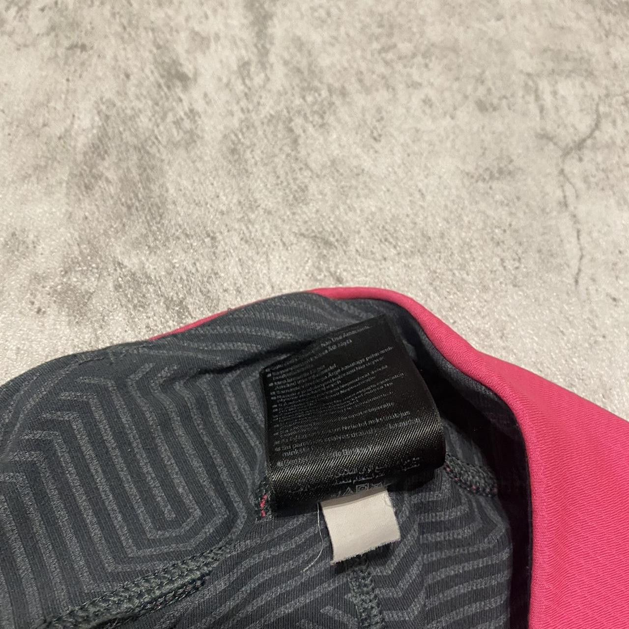 Under Armour Black and pinkUnder Armour leggings with a small Size US M / EU 48-50 / 2 - 7 Thumbnail
