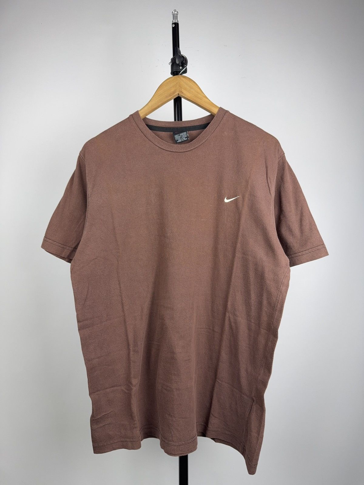 Nike Vintage 90s Nike Faded Mini Swoosh Brown T-Shirt Vintage Y2K Size US L / EU 52-54 / 3 - 1 Thumbnail