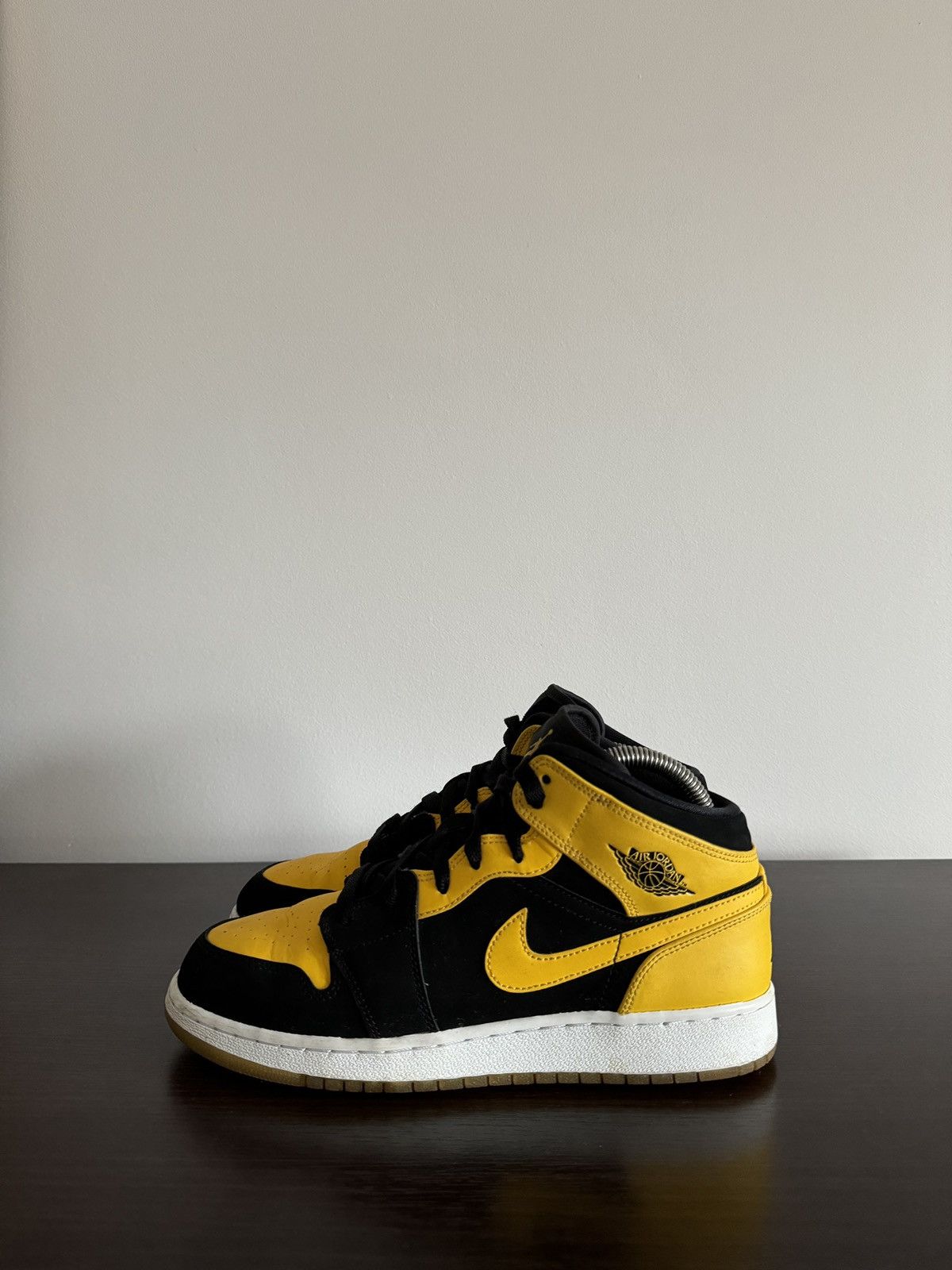 Nike Nike Air Jordan 1 Retro Mid GS “New Love”2016 Sneakers Size US 7 / EU 40 - 3 Thumbnail